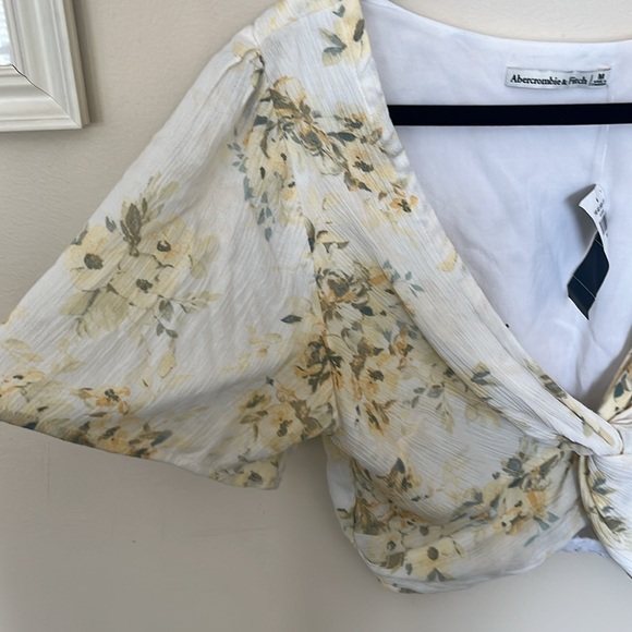 NWT! Abercrombie Flutter Sleeve Knot Front Crop - Size M - Picture 4 of 7